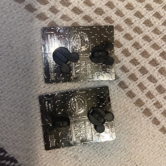 2 disney pins - Picture 2 of 2